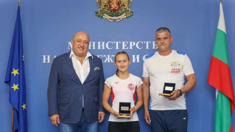 Министър Кралев награди Светла Згурова за спечелената титла от Световното първенство по модерен петобой