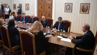 На консултациите Радев се интересува от постове на политици от ДБ във фейсбук