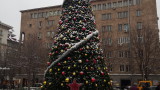 Посланик Макаров запали светлините на елха, дарена за благото на народите ни