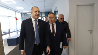 Пред учените от Института по роботика към БАН президентът Румен Радев