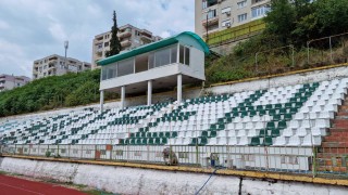 Започна монтирането на новите седалки на Градския стадион предоставени от