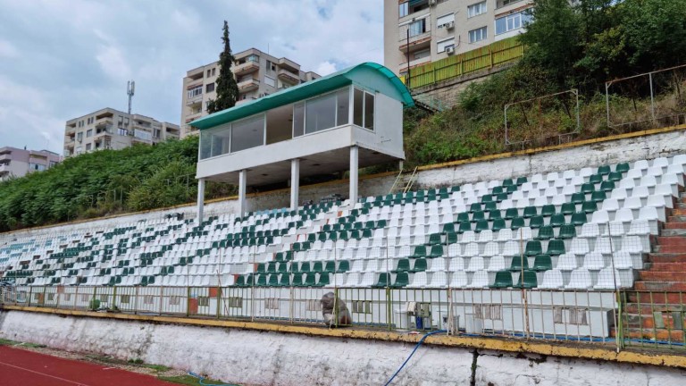 Започна монтирането на новите седалки на Градския стадион, предоставени от