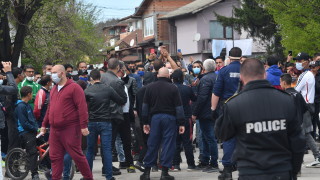 Петдесетина души се събраха за около час край КПП то поставено на