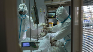 Близо 70 лекари и медицински сестри работещи в интензивното отделение