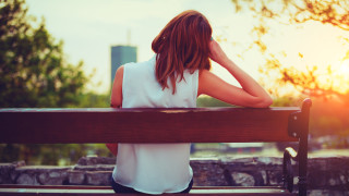 Седим зад бюрото в горещия офис чудим се дали да