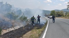 Едновременно на няколко места край Подбалканския път са възникнали пожари