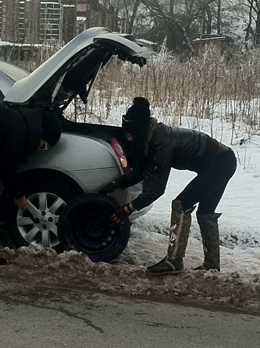 Вижте как две СИЛИКОНКИ сменят спукана ГУМА в снега (снимки)