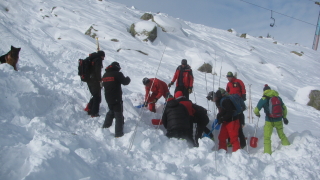 На втория ден от издирването спасителите откриха челника на един
