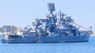 Руски ракетен крайцер влиза в гръцкото пристанище Пирея