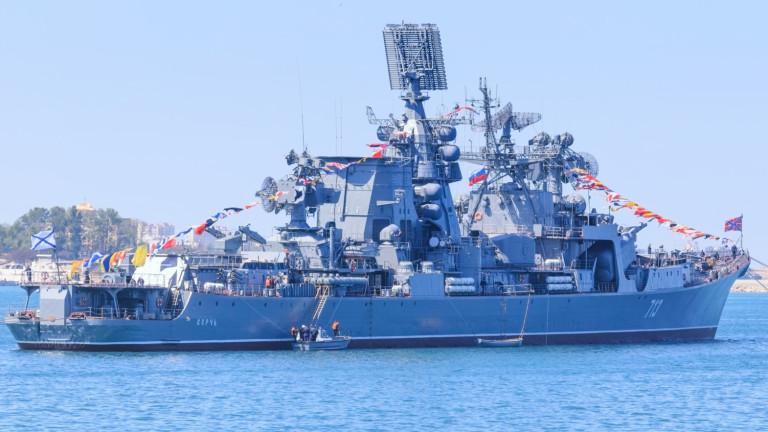 Ракетен крайцер на руския северен флот Маршал Устинов влезе в
