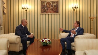 Радев повтори пред Вархеи: Евроинтеграцията на РСМ се основава на постижения