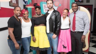 Серина която е бременна в 8 ия месец организира бебешко парти