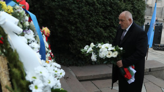 Борисов поднесе цветя пред паметника на Апостола в София