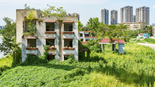 Изоставено предградие с недостроени вили в североизточен Китай тъне в