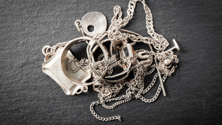 Няколко неща, които трябва да знаете, преди да се втурнете да продавате сребърни монети и бижута