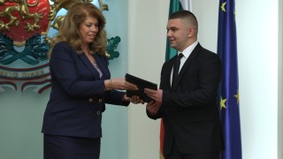 Вицепрезидентът Илияна Йотова връчи български документи за самоличност на Христиан