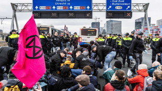 Екоактивисти блокираха за часове в събота част от главната магистрала