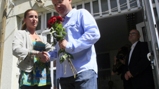 С 5 червени рози млади социалистки посрещнаха Станишев