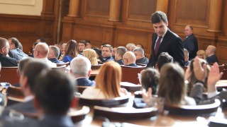 Взаимните обвинения за мафия и предателства разпалиха страстите в парламентарна