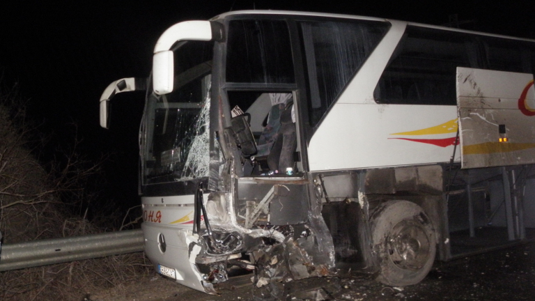 Автобус катастрофира на автомагистрала Тракия на изхода на София, съобщава