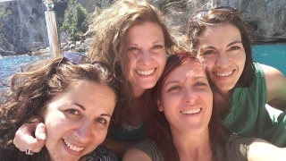 Миролюба Бенатова сяда на стола на Анна Цолова