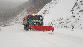 Блокиран е пътят до село Лилково заради обилен снеговалеж 
