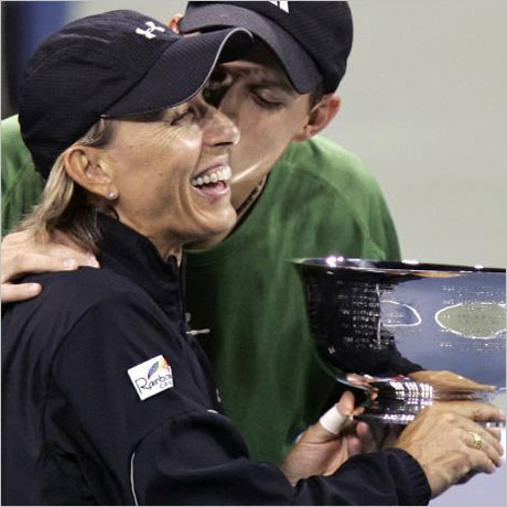 Навратилова приключи кариерата си с трофей