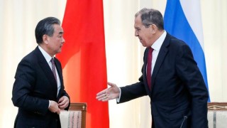 Китайският външен министър Ван И и руският му колега Сергей