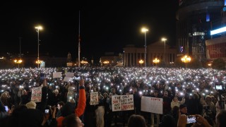 С мирни събирания в няколко града в Северна Македония се почете