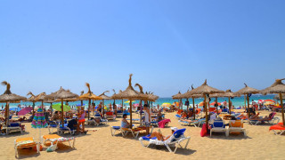 Незаконното заведение на плажа във Варна продължава да работи