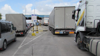 Опашки от камиони се извиха на пътя към ГКПП Дунав