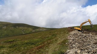 Багер оправя следите на джиповете офроуд в Централен Балкан