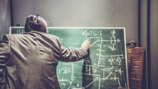 Промишлеността и образованието с най-много свободни работни места