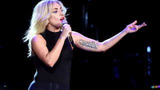Лейди Гага пусна клип с "Кавал свири на поляна"