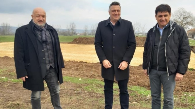 Министър Красен Кралев инспектира строителните дейности на четири нови футболни игрища