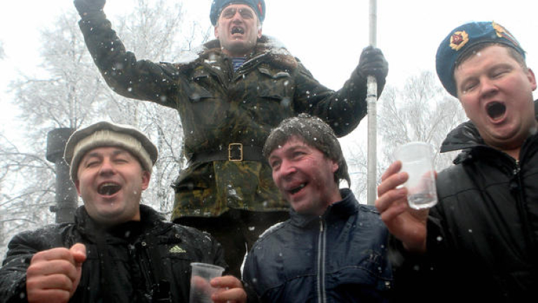 62 са вече жертвите на лосиона в Русия, Путин затяга регулациите за алкохола