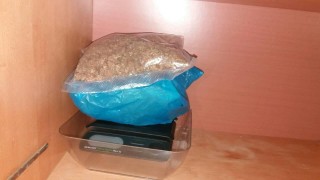 Полицаи откриха близо 3 кг канабис, 16 хил. лева и 5 хил. евро в къща в Бургас