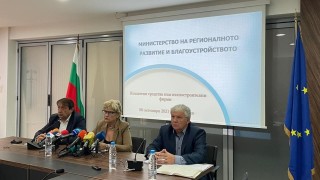 Комитова отказва политически разговори: Кои протестират точно?