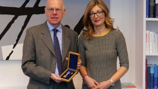 Захариева награди със „Златна лаврова клонка“ шефа на фондация “Конрад Аденауер”