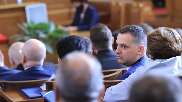 Депутатите: Кирил Петков се скри на 1 април