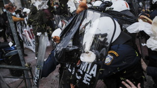 Полицията влезе в сблъсъци с протестиращи в Гърция Повече от