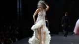 Анди Макдауъл, L'Oréal, посивяла коса и как се появи актрисата на Седмицата на модата в Париж