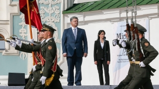 Изключително трудно ще си върнем Крим и Донбас, призна Порошенко