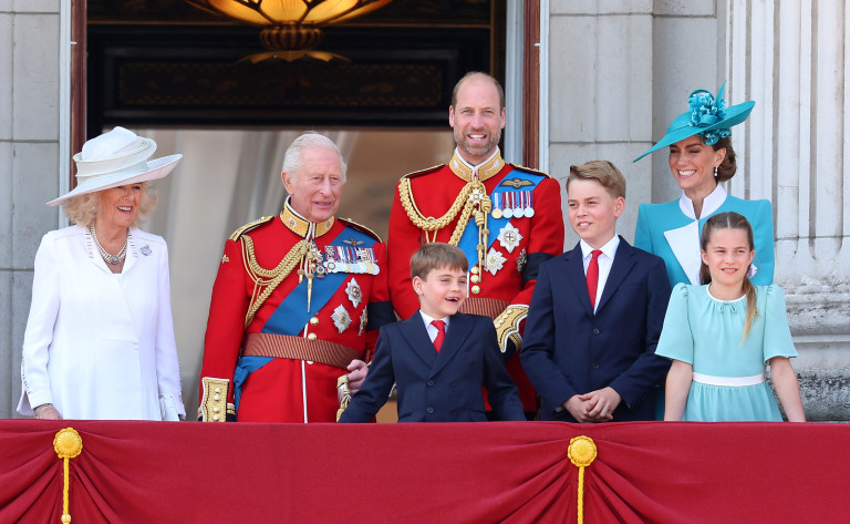 Семейството на сина му принц Уилям е най-близко до него