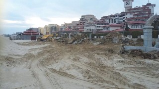 Разчистват плажа на Слънчев бряг от бетонни елементи Министерството на