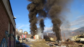 Силен пожар възникна зад държавната и частната болници в Благоевград
