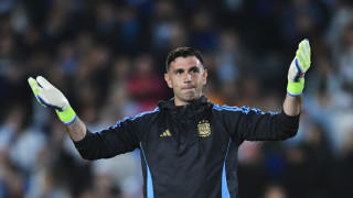 Емилиано Мартинес ще продължи да пази вратата на Астън Вила