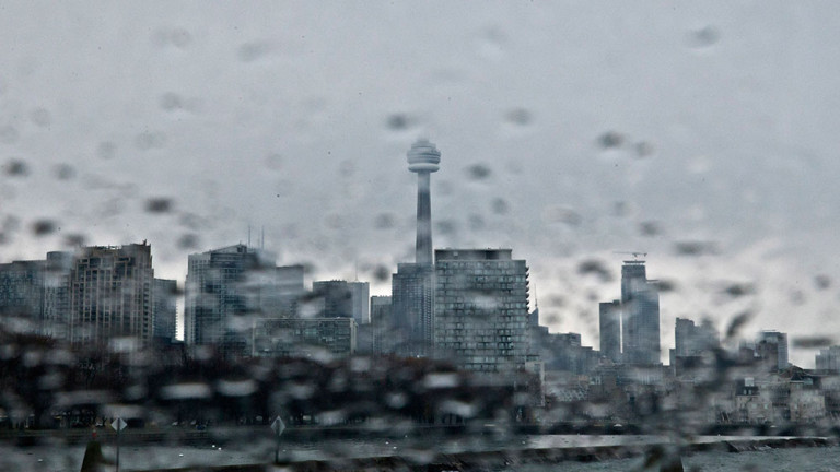 Леден дъжд отмени над 200 полета в Торонто