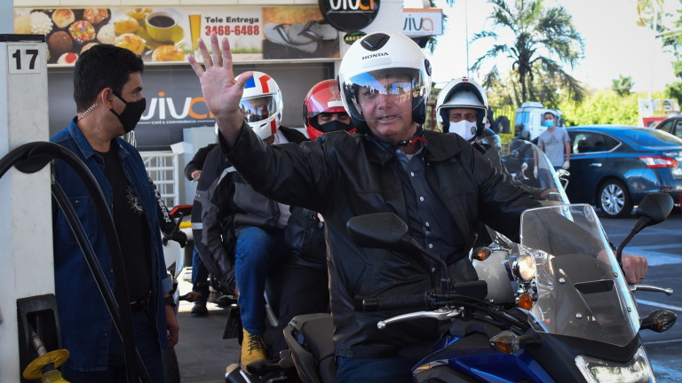 Болсонару хвърля 356 милиона долара за ваксина срещу COVID-19