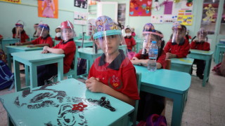 Привържениците на разрешаването новия коронавирус да циркулира сред хората с